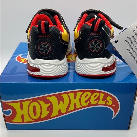🔥 Hot Wheels Toddler Sneakers – Size 6 – Black/Red/Yellow with Flames 🔥 - Picture 4 of 9